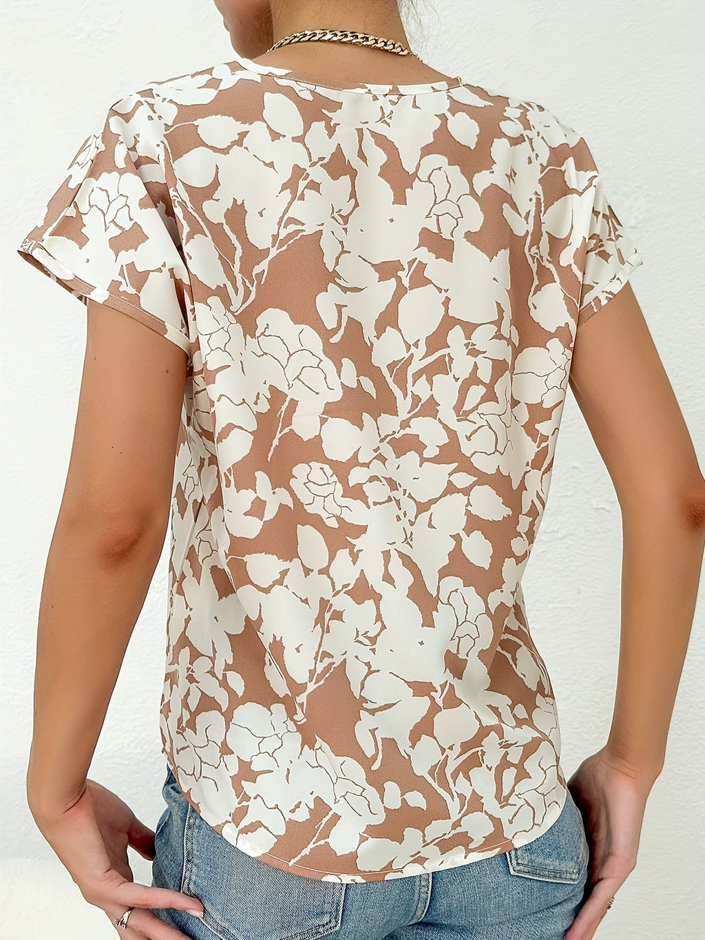 Effortlessly Elegant Blouse with a Timeless Design