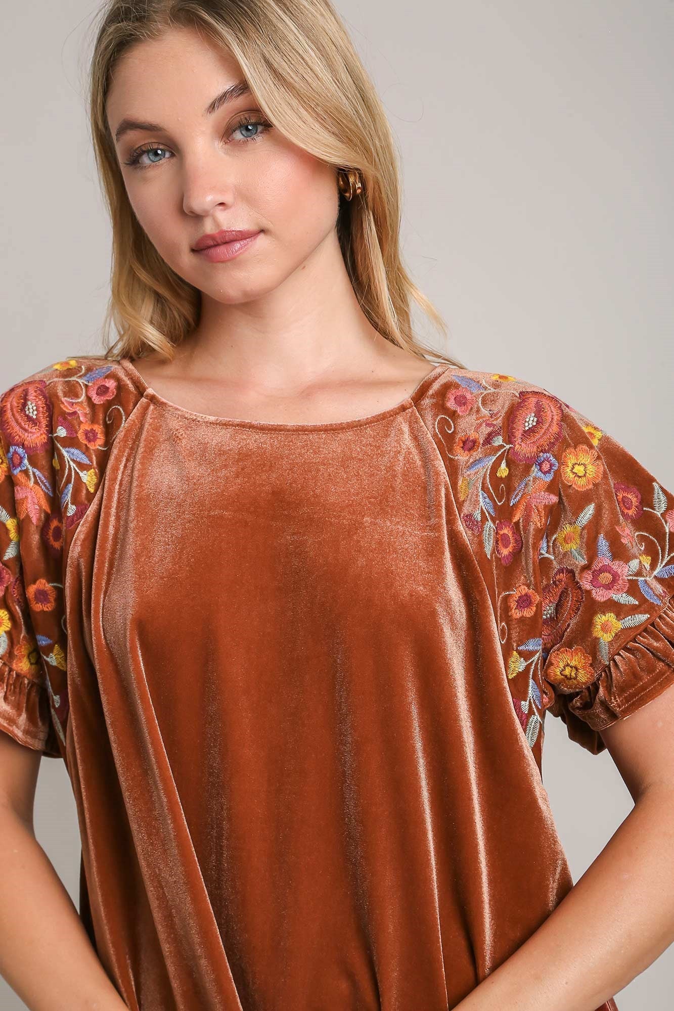 Effortlessly Elegant Blouse with a Timeless Design