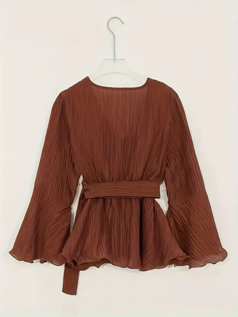 Well Tailored Blouse with a Graceful Silhouette