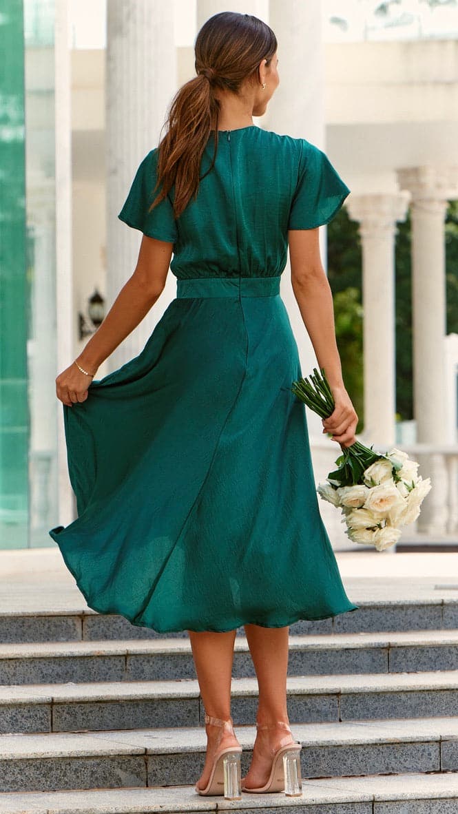 Effortlessly Elegant Dress with a Timeless Design