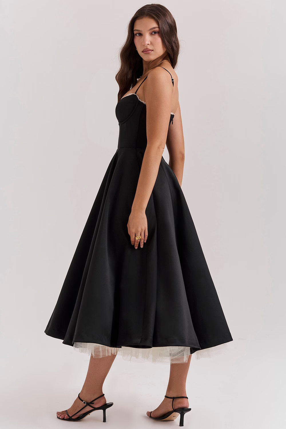 Well Tailored Dress with a Graceful Silhouette