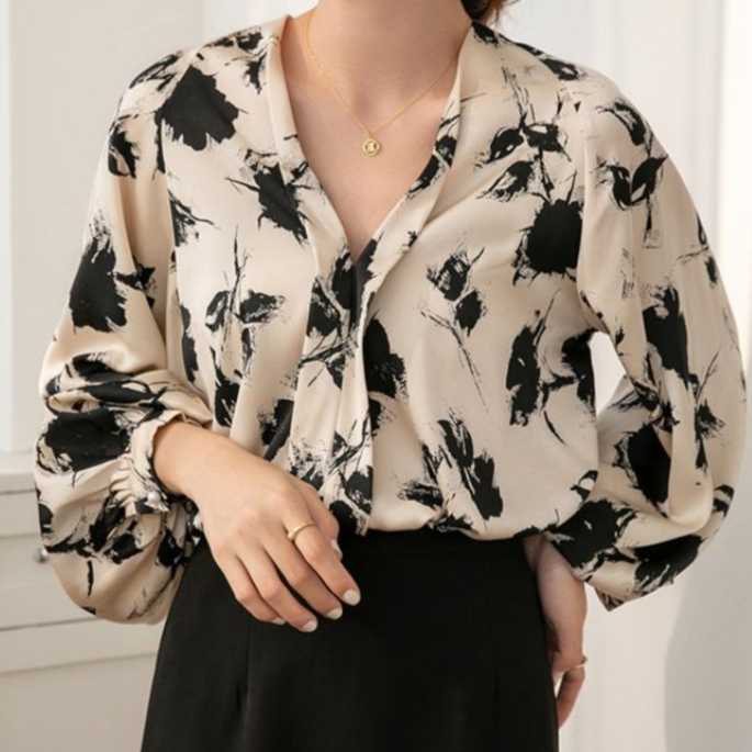Well Tailored Blouse with a Graceful Silhouette