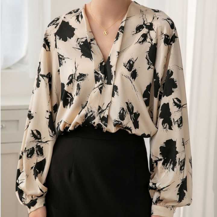 Well Tailored Blouse with a Graceful Silhouette
