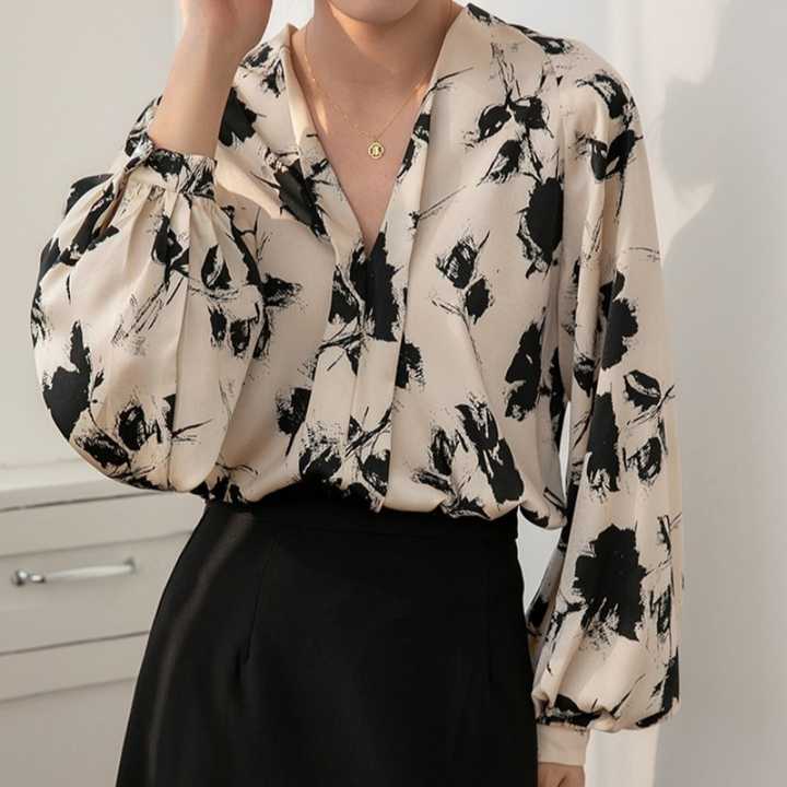 Well Tailored Blouse with a Graceful Silhouette