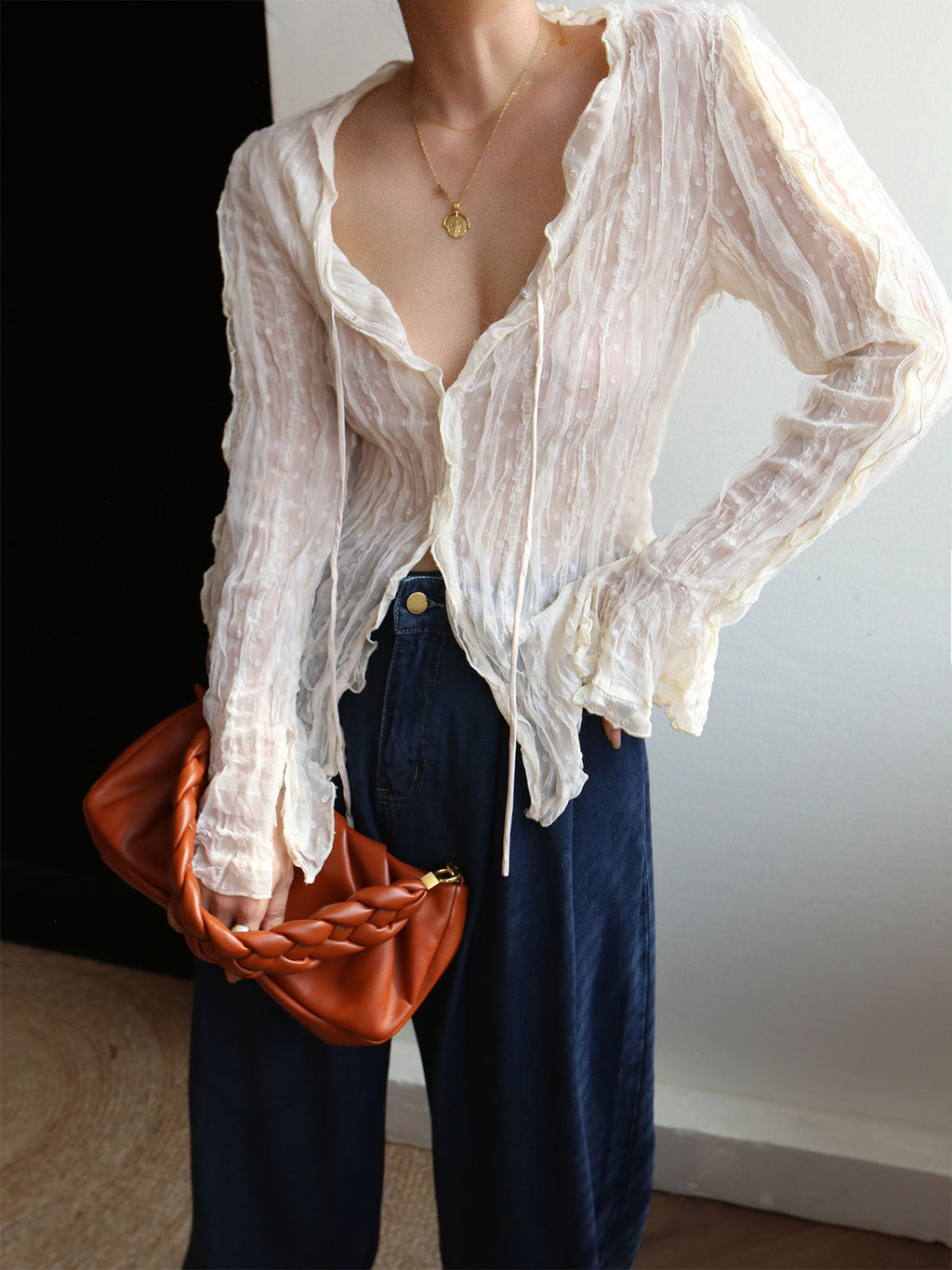 Effortlessly Elegant Blouse with a Timeless Design