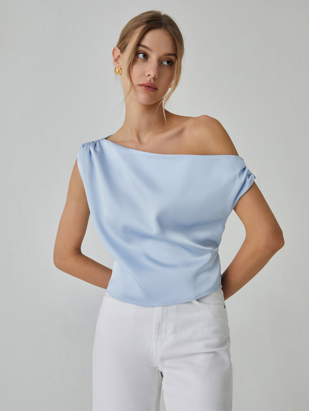 Sophisticated Blouse with a Clean Classic Look