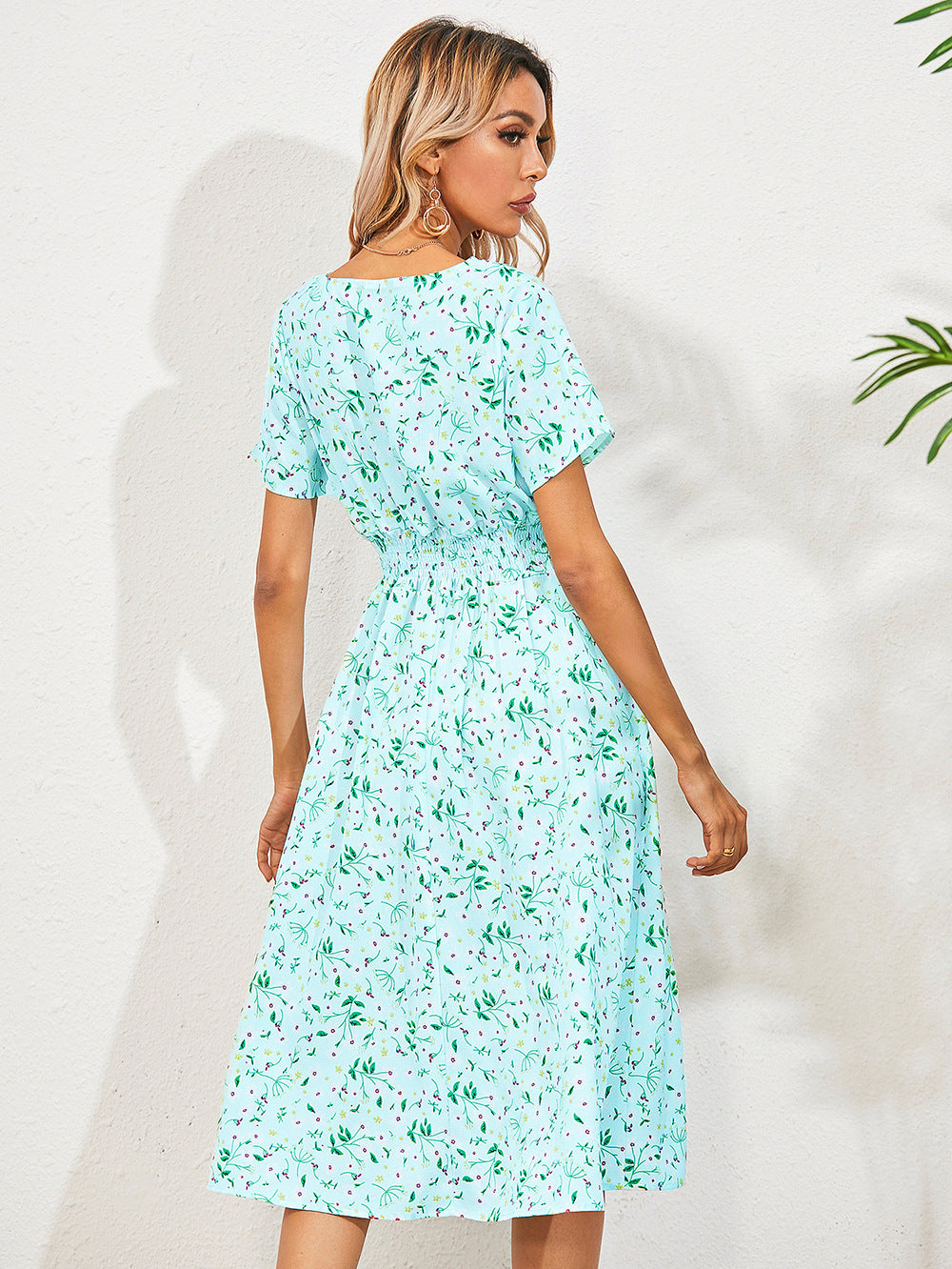 Effortlessly Elegant Dress with a Timeless Design