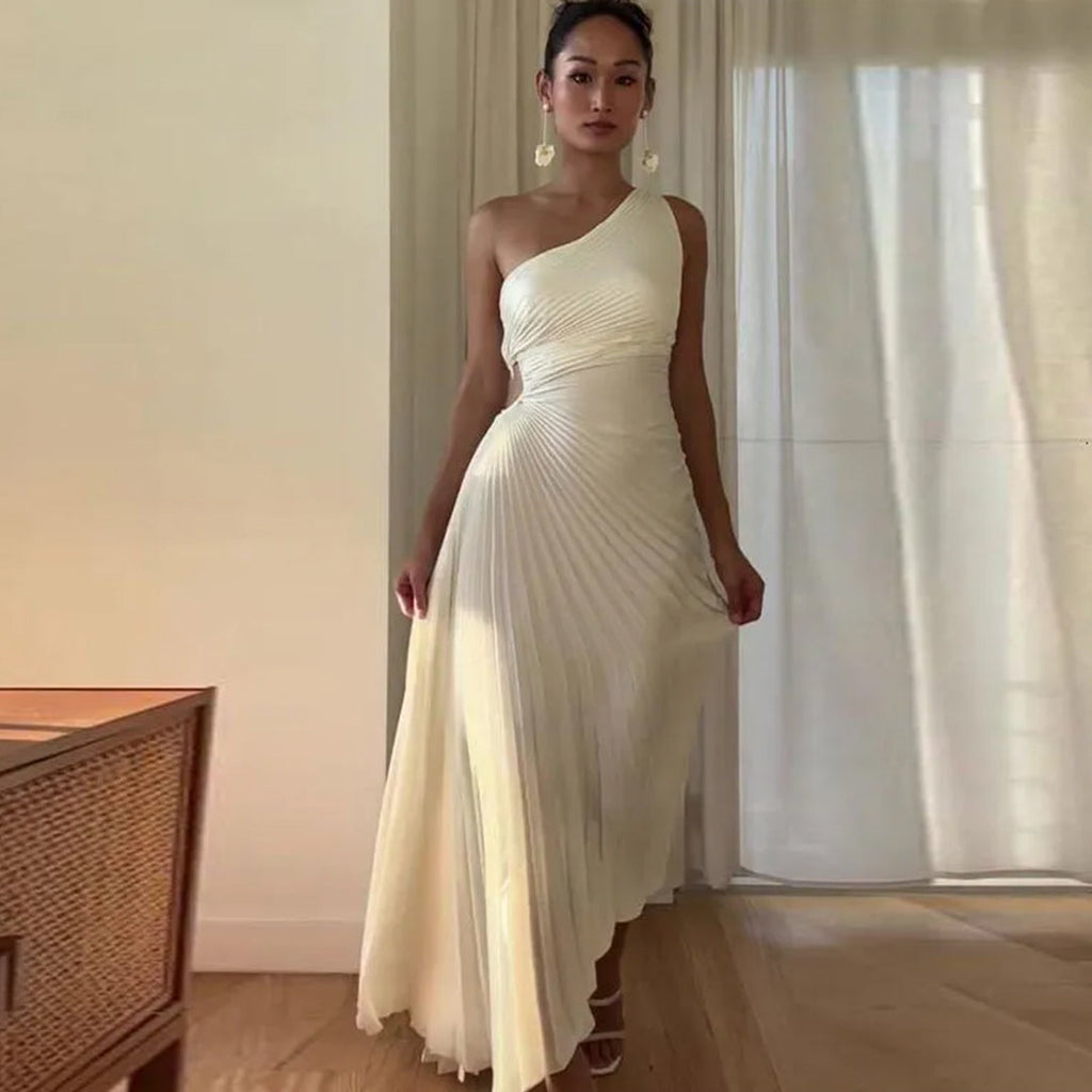 Well Tailored Dress with a Graceful Silhouette