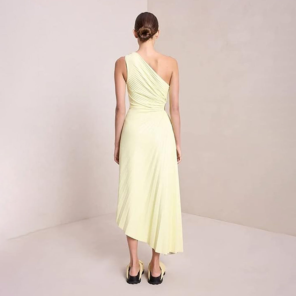 Well Tailored Dress with a Graceful Silhouette