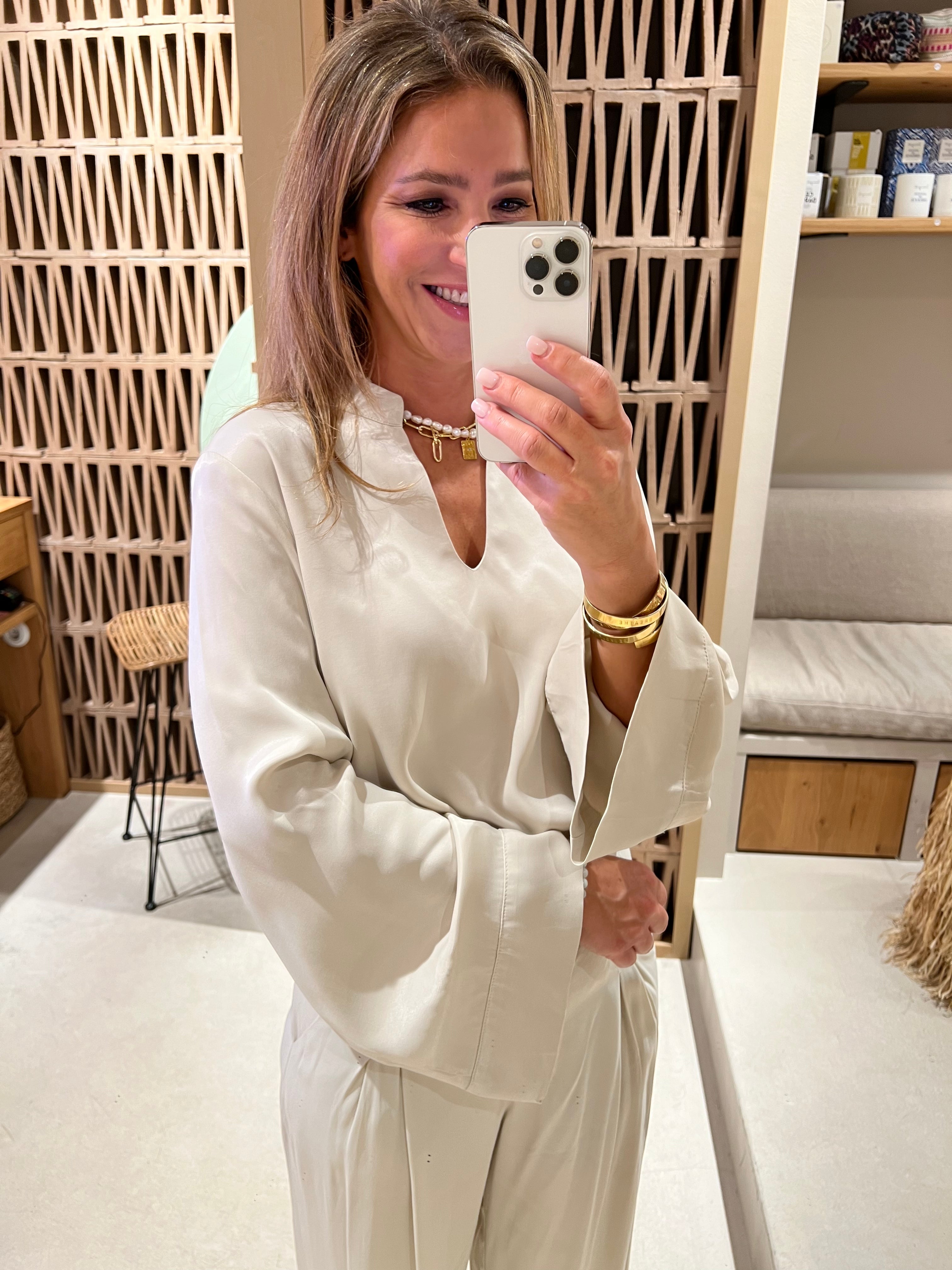 Effortlessly Elegant Blouse with a Timeless Design