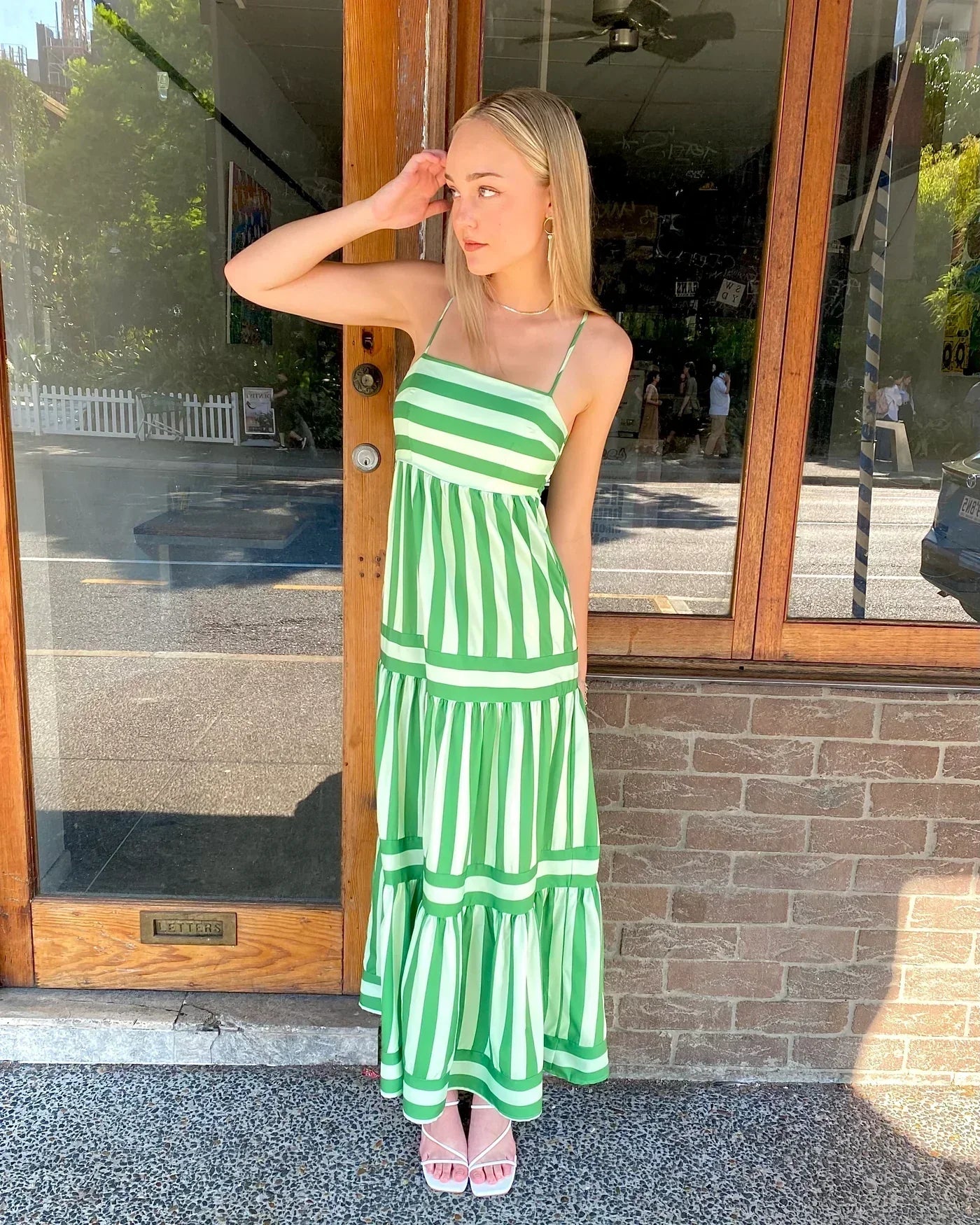 Effortlessly Elegant Dress with a Timeless Design