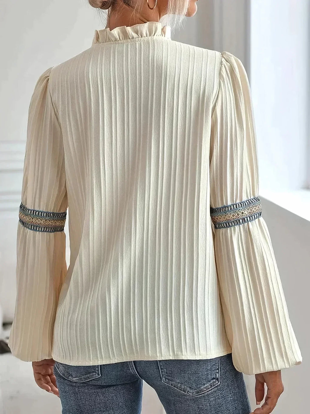 Well Tailored Blouse with a Graceful Silhouette