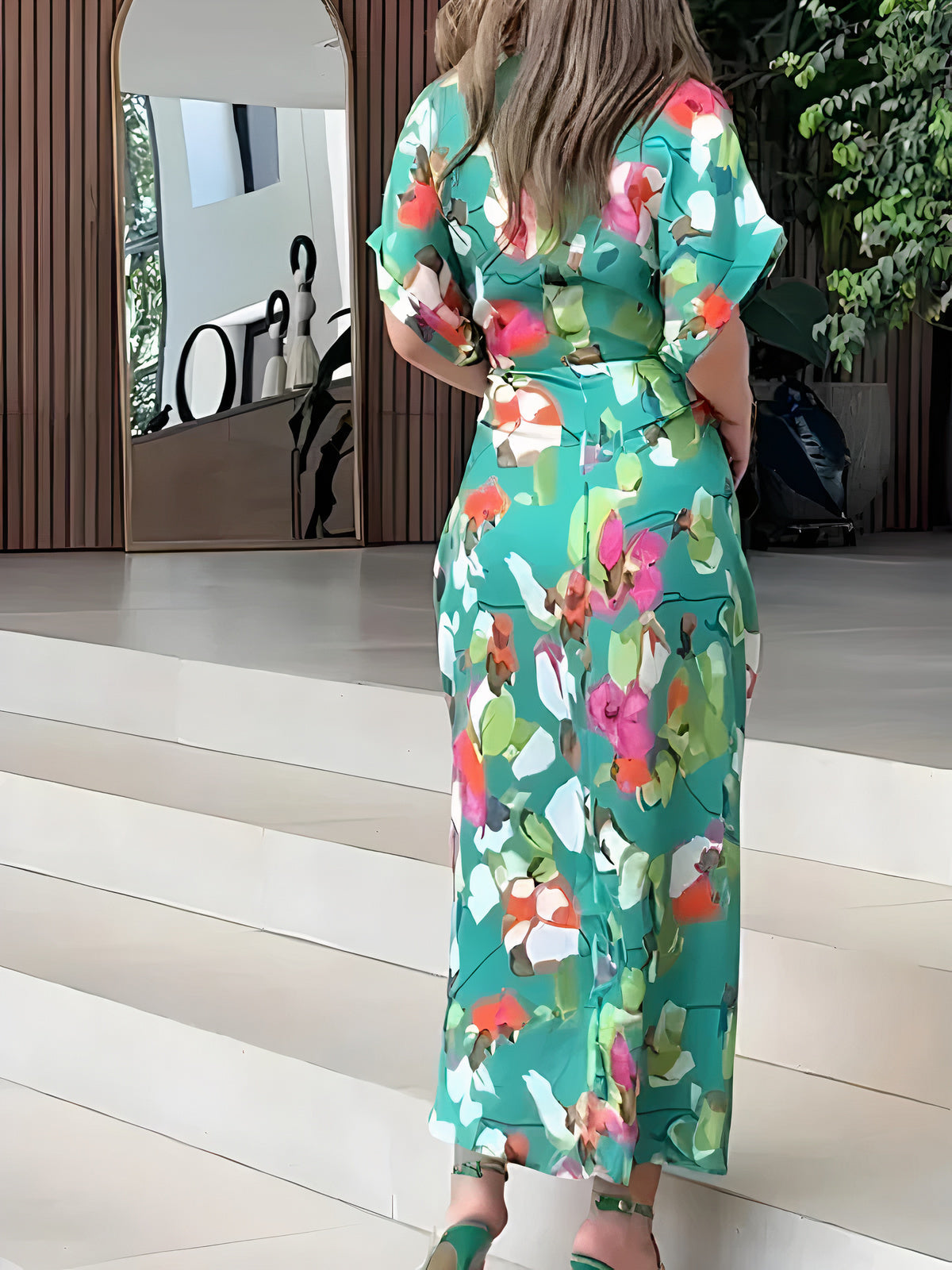 Effortlessly Elegant Dress with a Timeless Design