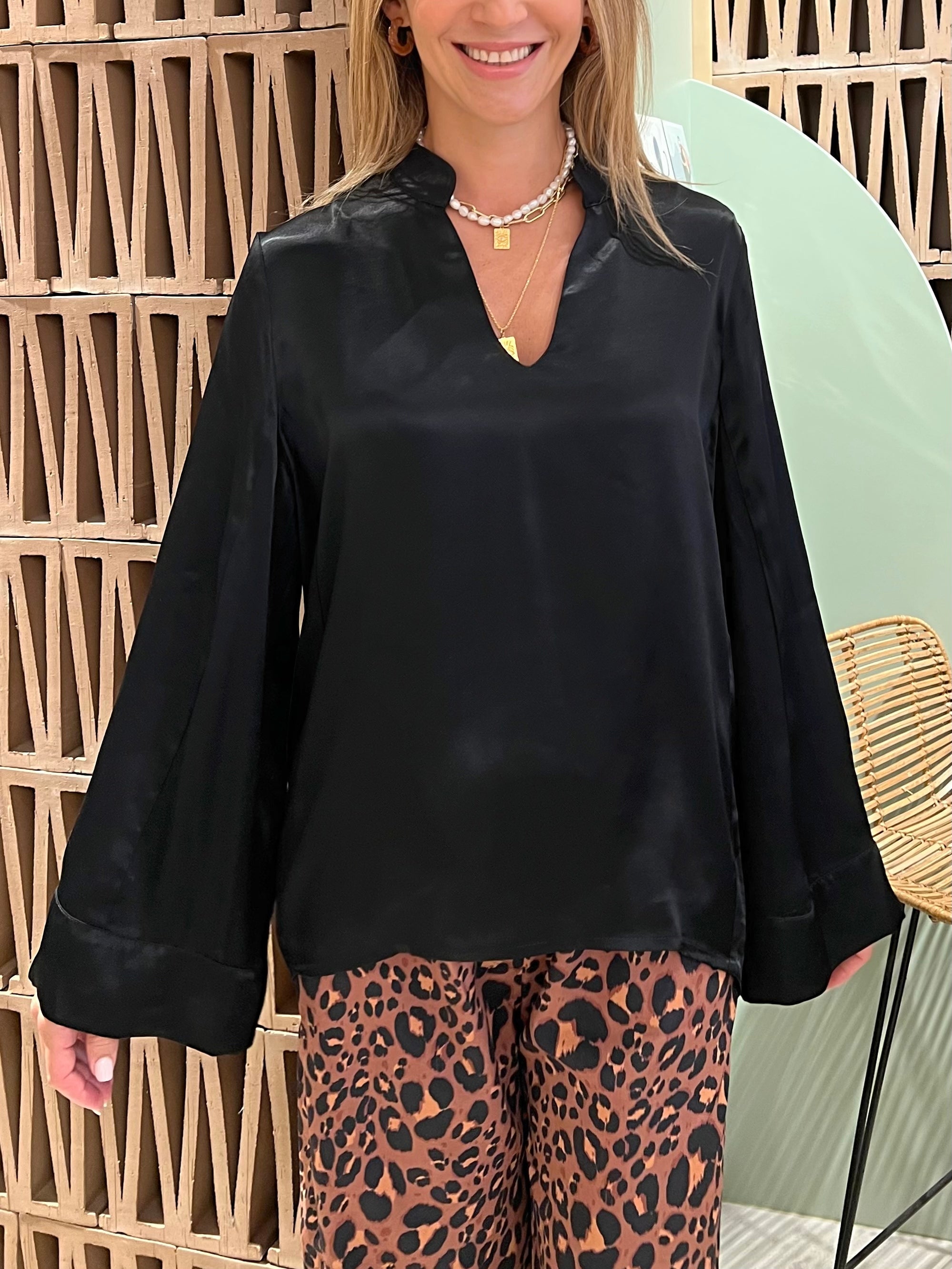 Effortlessly Elegant Blouse with a Timeless Design