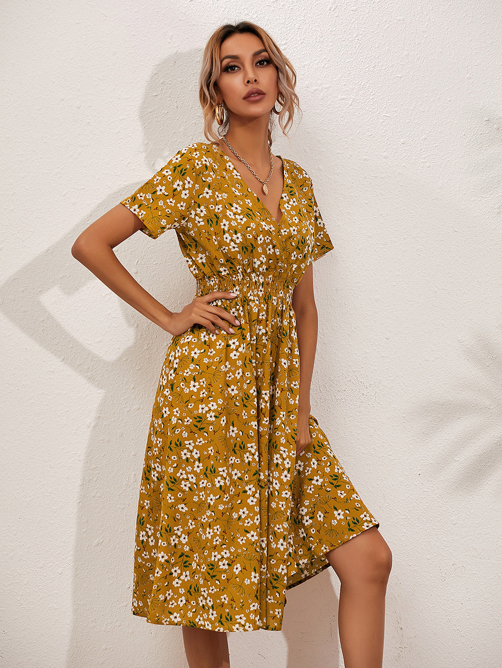 Effortlessly Elegant Dress with a Timeless Design