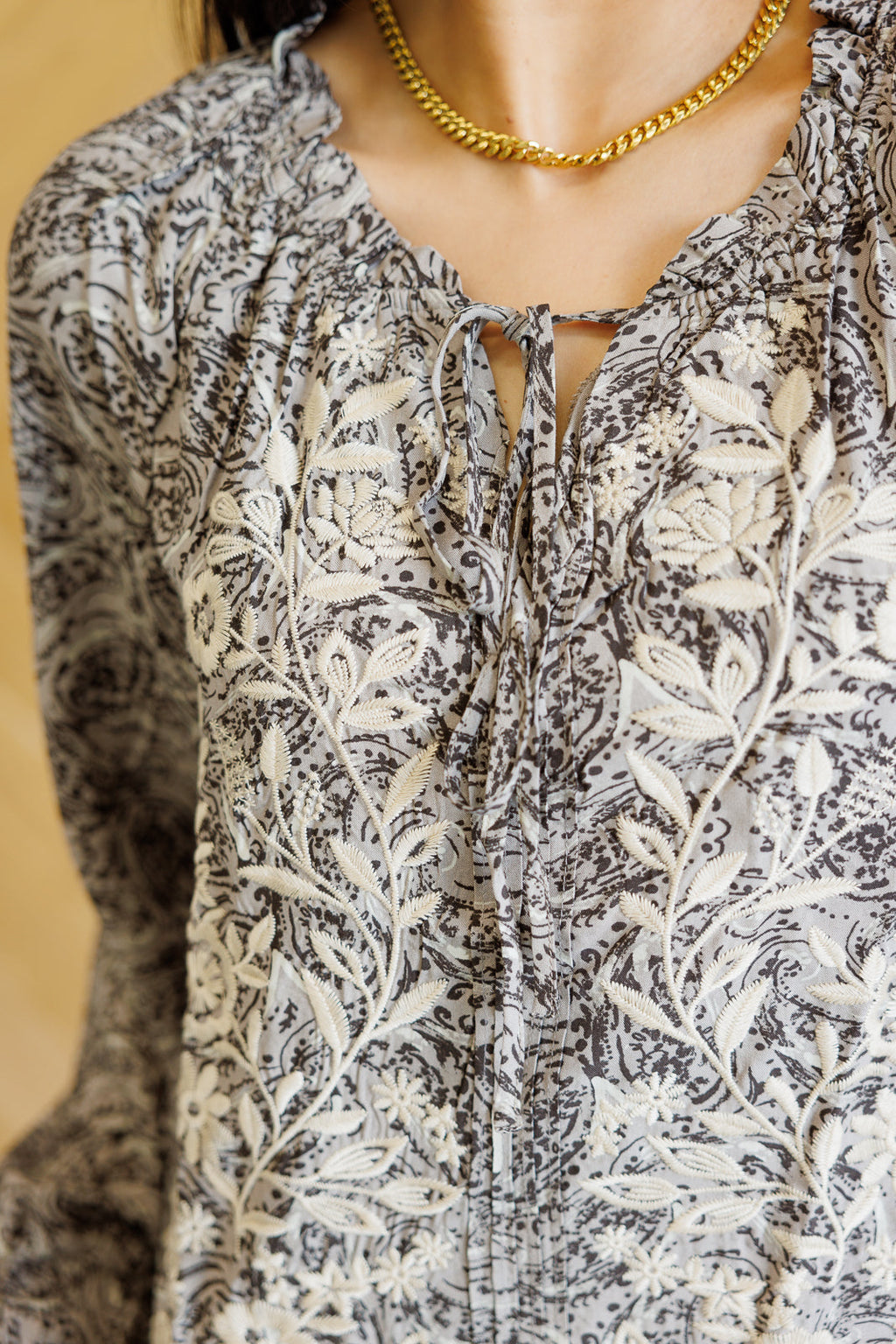 Effortlessly Elegant Blouse with a Timeless Design