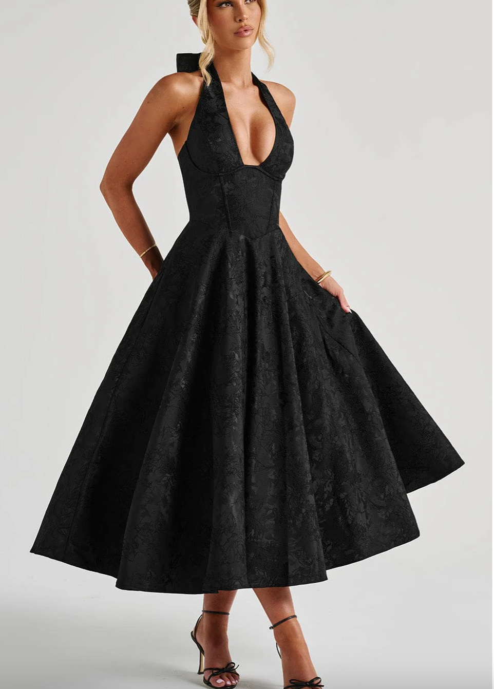 Well Tailored Dress with a Graceful Silhouette