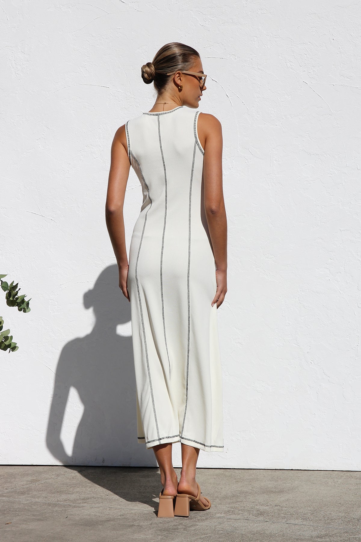 Well Tailored Dress with a Graceful Silhouette