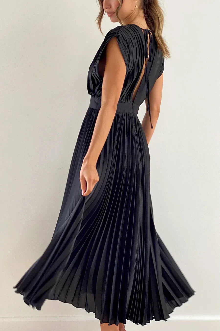 Effortlessly Elegant Dress with a Timeless Design