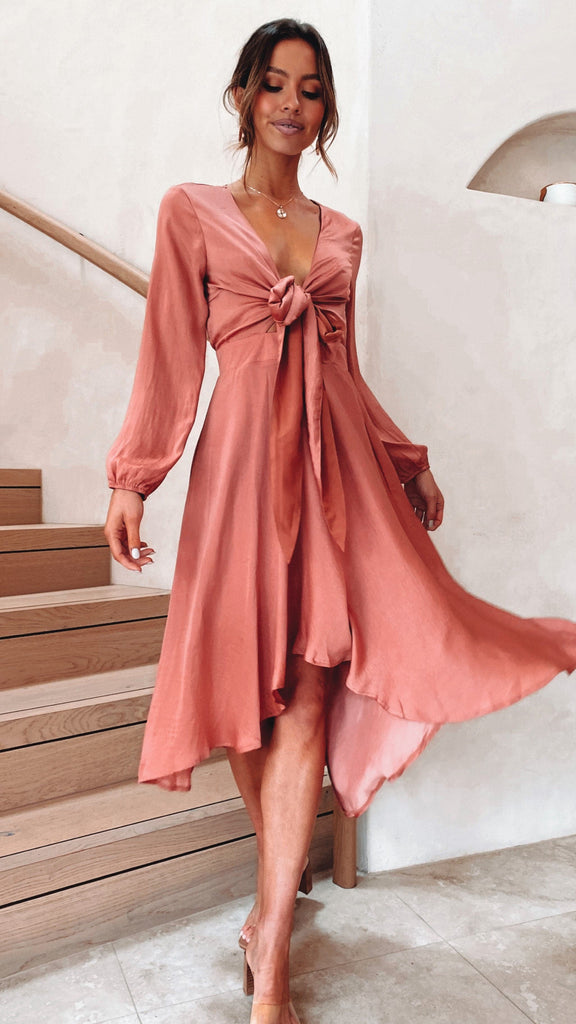 Well Tailored Dress with a Graceful Silhouette
