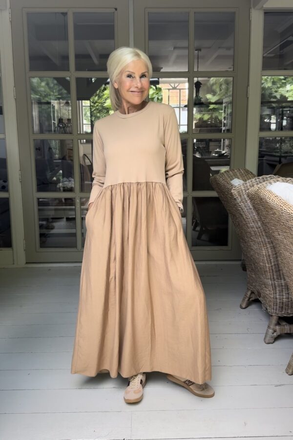 Effortlessly Elegant Dress with a Timeless Design