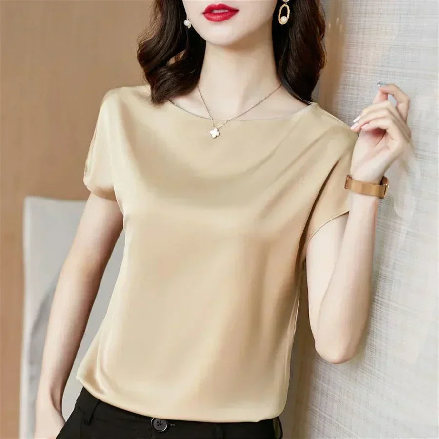 Classic Vintage Blouse with a Flattering Fit