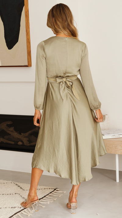 Well Tailored Dress with a Graceful Silhouette