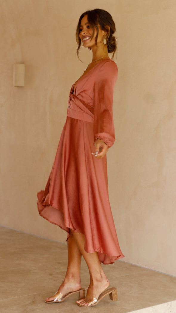 Well Tailored Dress with a Graceful Silhouette