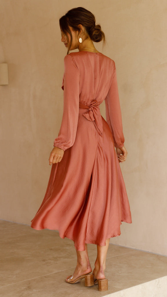 Well Tailored Dress with a Graceful Silhouette