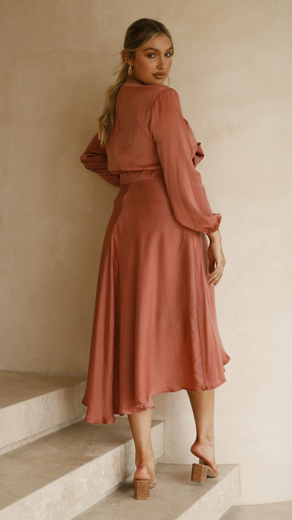 Well Tailored Dress with a Graceful Silhouette