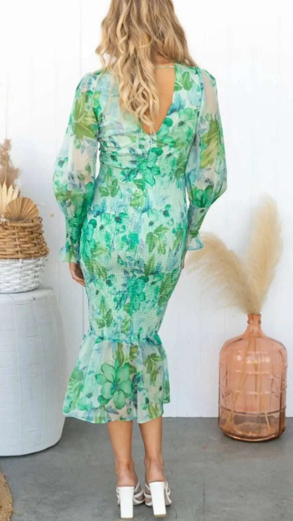 Beautifully Finished Dress in a Timeless Design