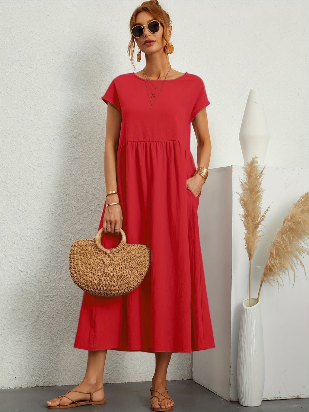 Effortlessly Elegant Dress with a Timeless Design