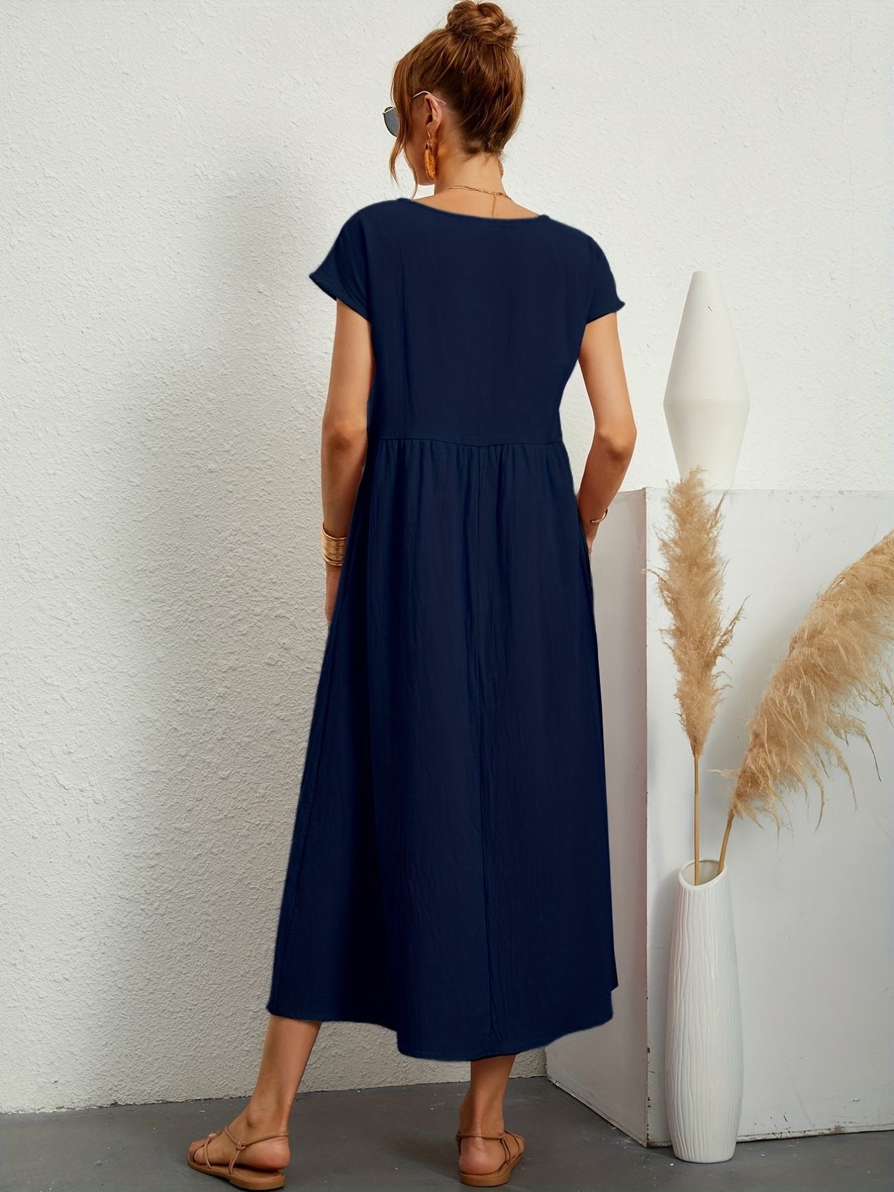 Effortlessly Elegant Dress with a Timeless Design