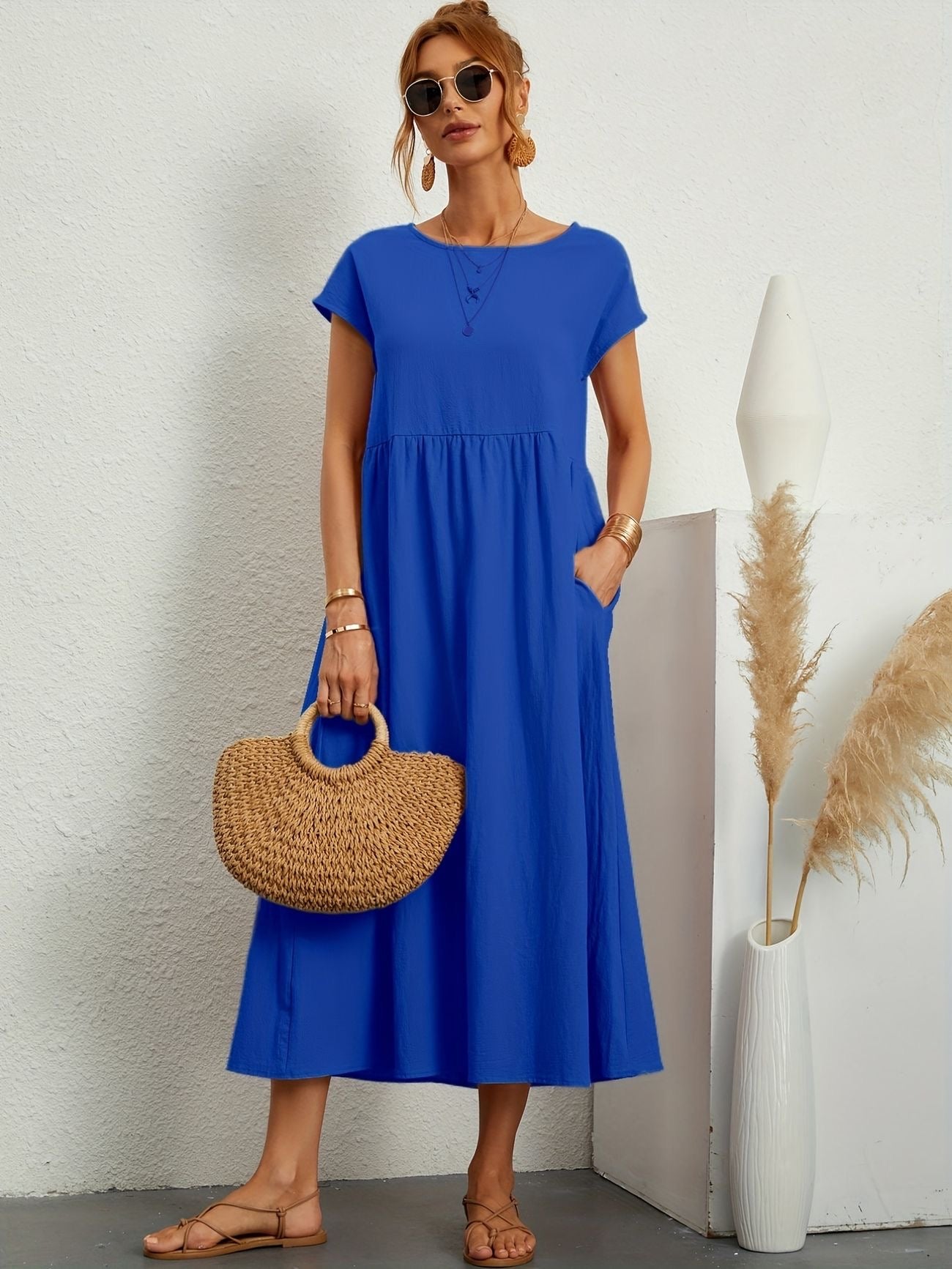 Effortlessly Elegant Dress with a Timeless Design