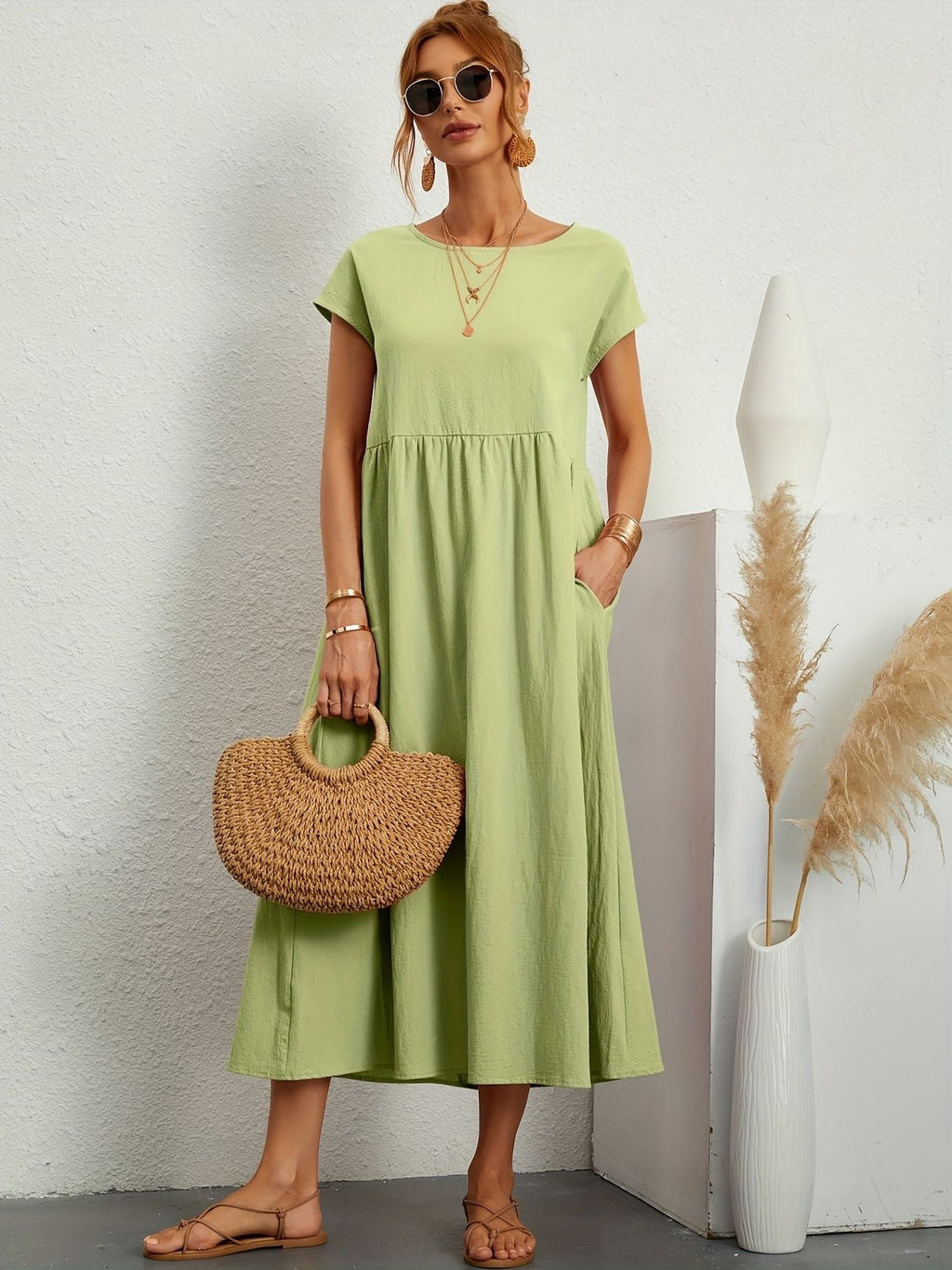 Effortlessly Elegant Dress with a Timeless Design