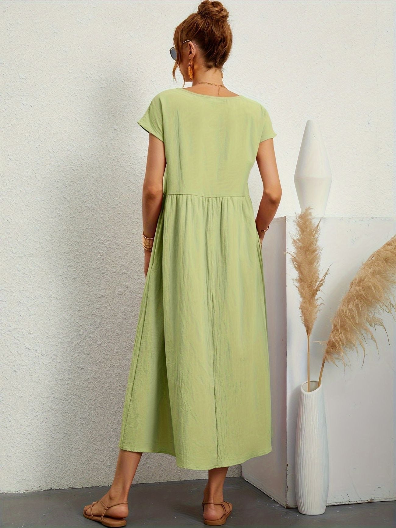 Effortlessly Elegant Dress with a Timeless Design