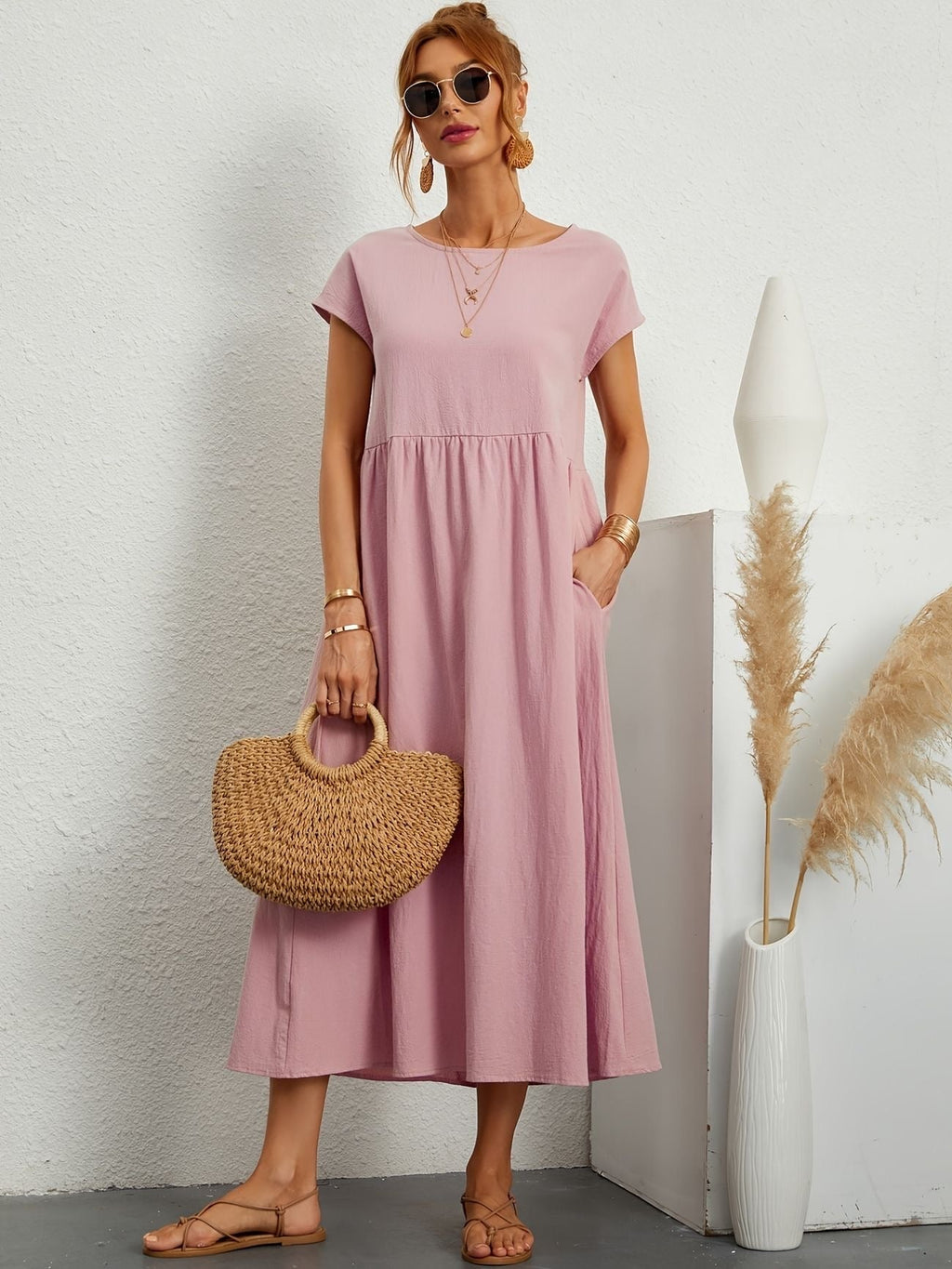 Effortlessly Elegant Dress with a Timeless Design