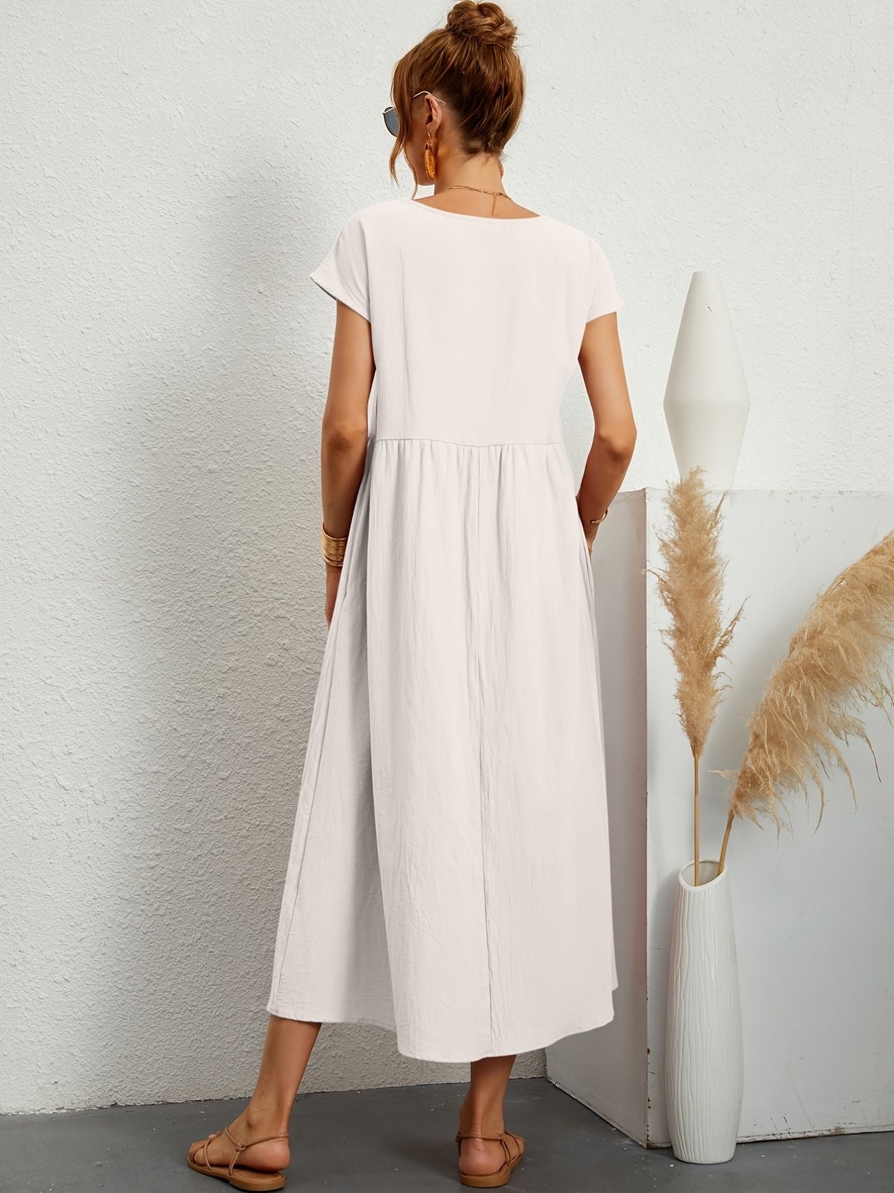 Effortlessly Elegant Dress with a Timeless Design