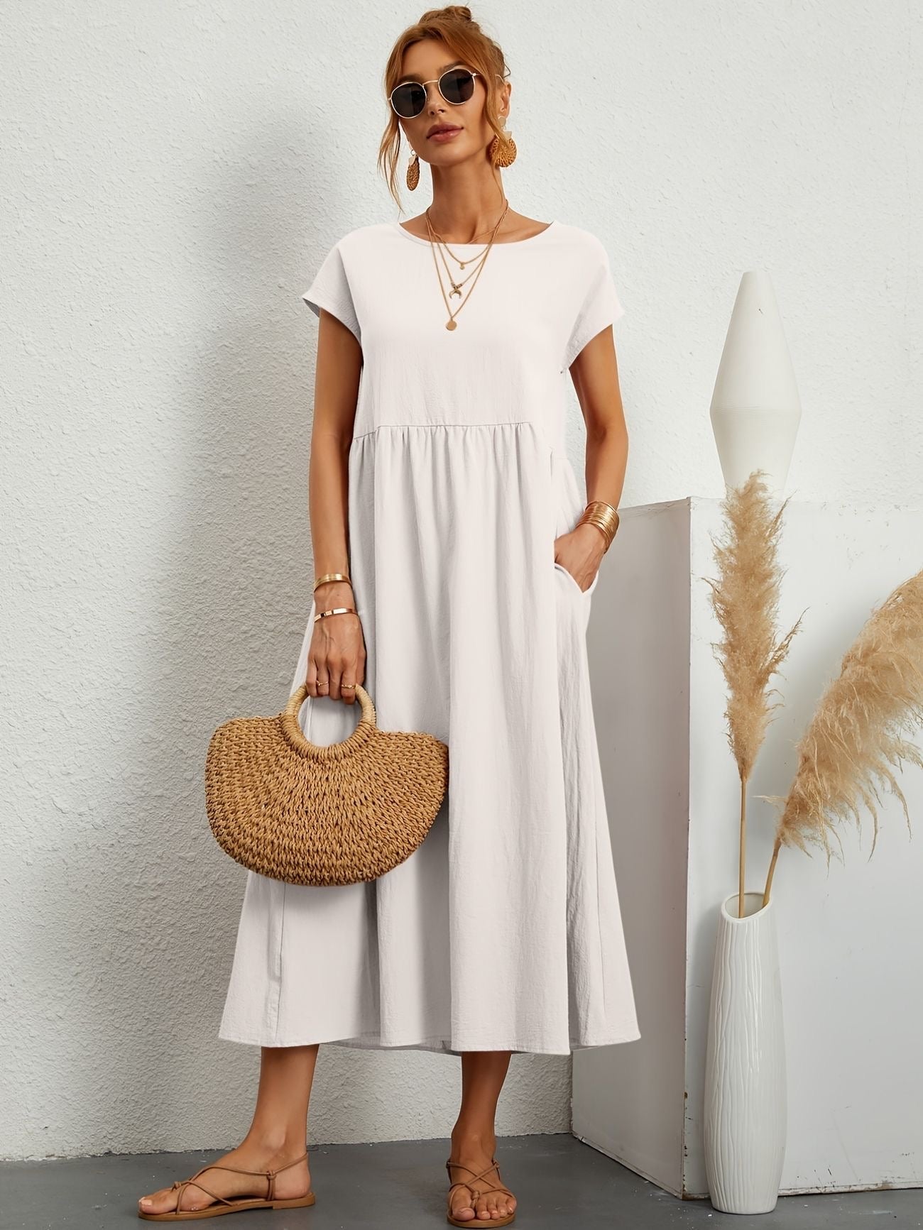 Effortlessly Elegant Dress with a Timeless Design