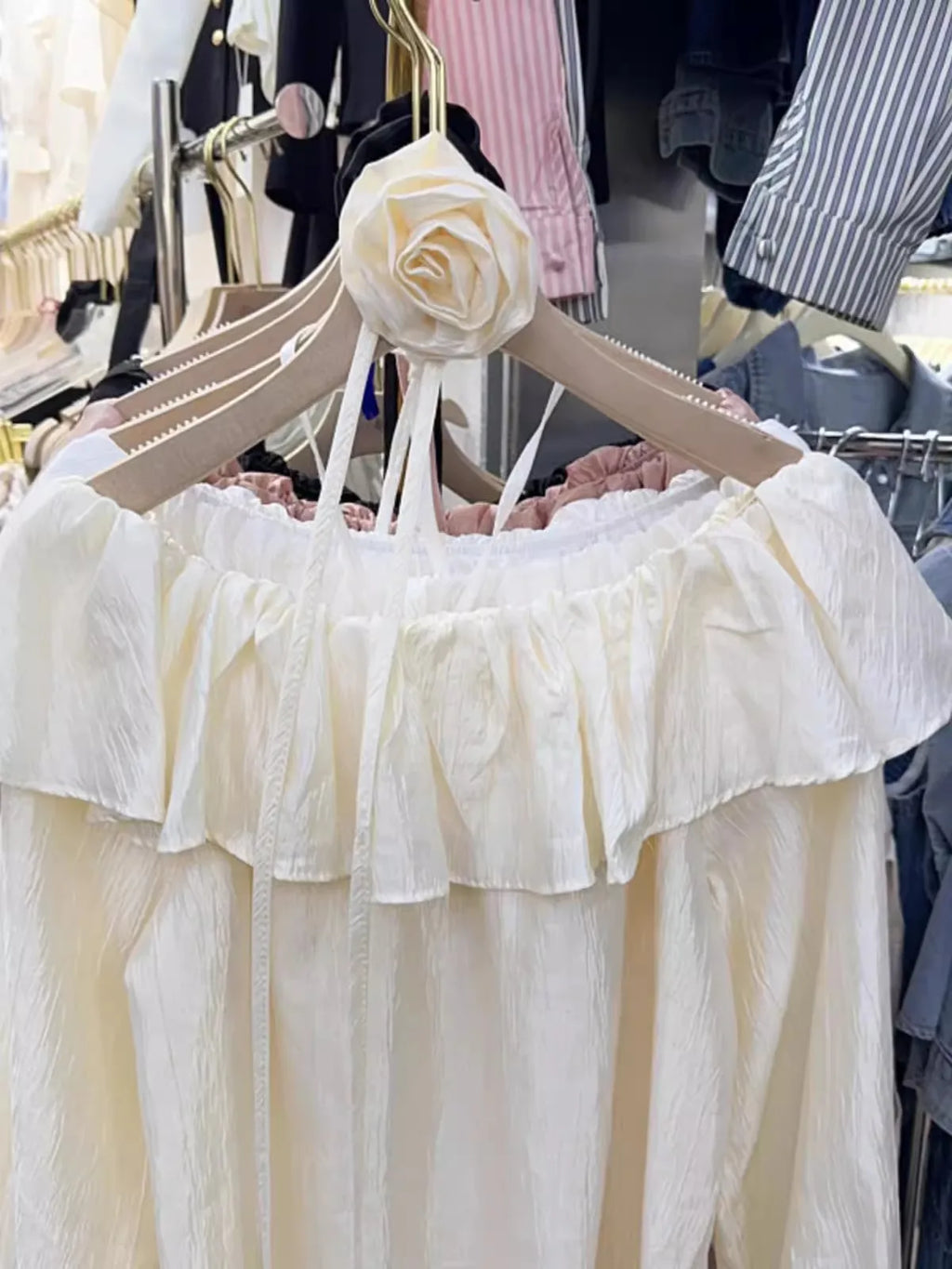 Effortlessly Elegant Blouse with a Timeless Design