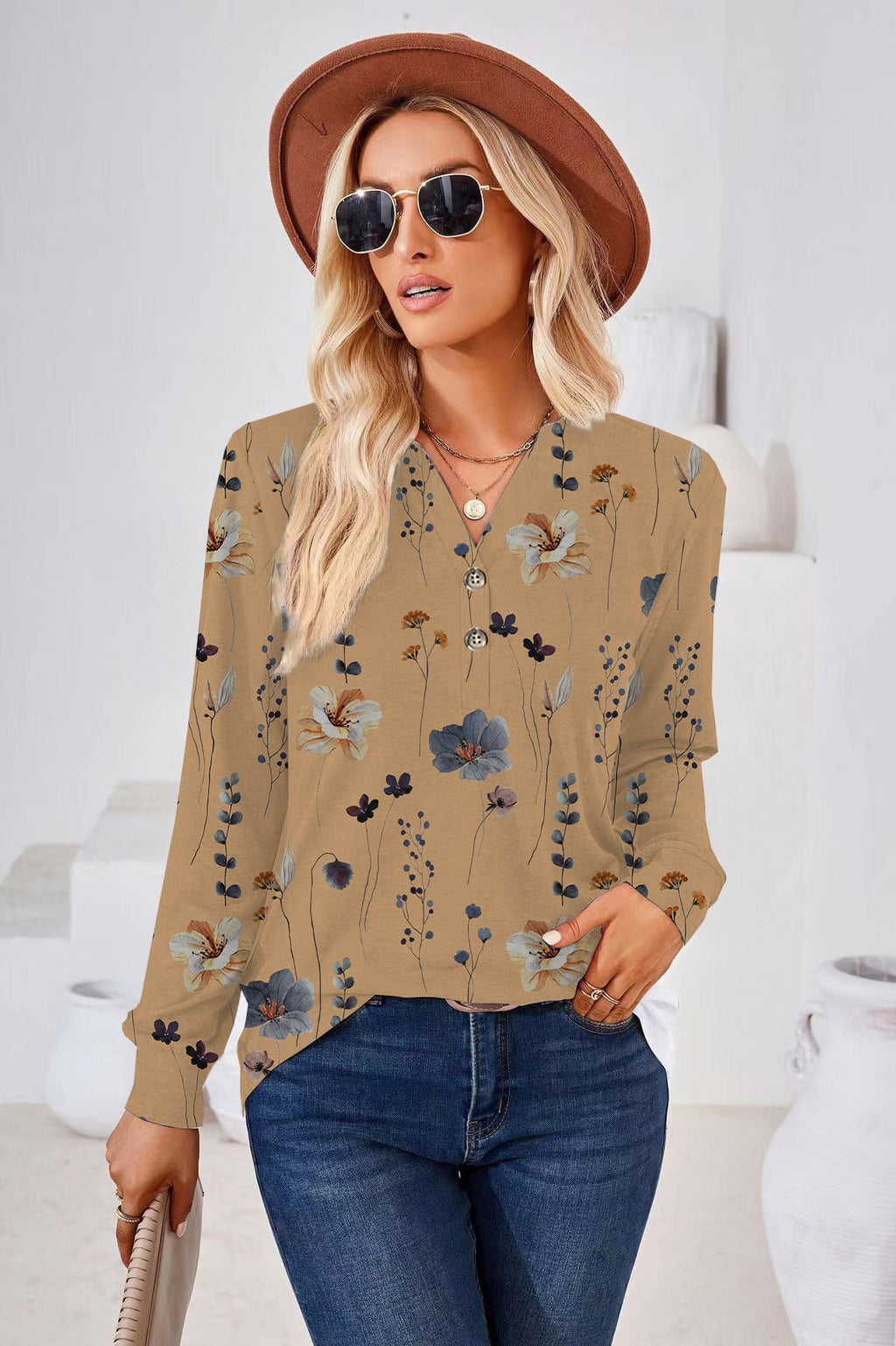 Effortlessly Elegant Blouse with a Timeless Design