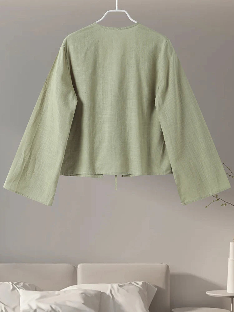Effortlessly Elegant Blouse with a Timeless Design