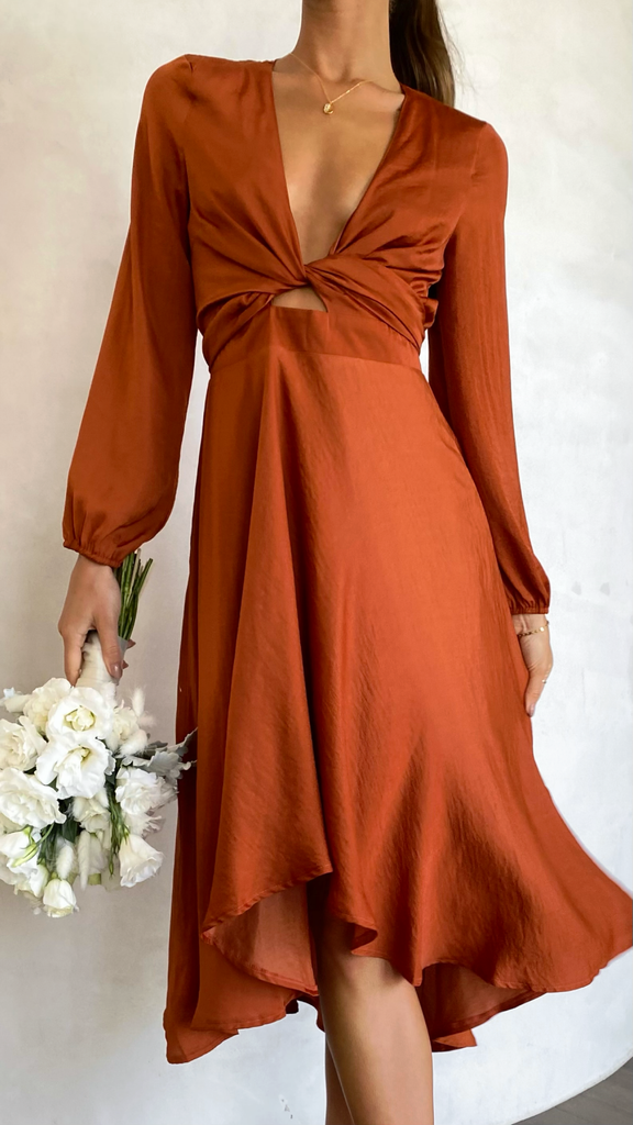 Well Tailored Dress with a Graceful Silhouette