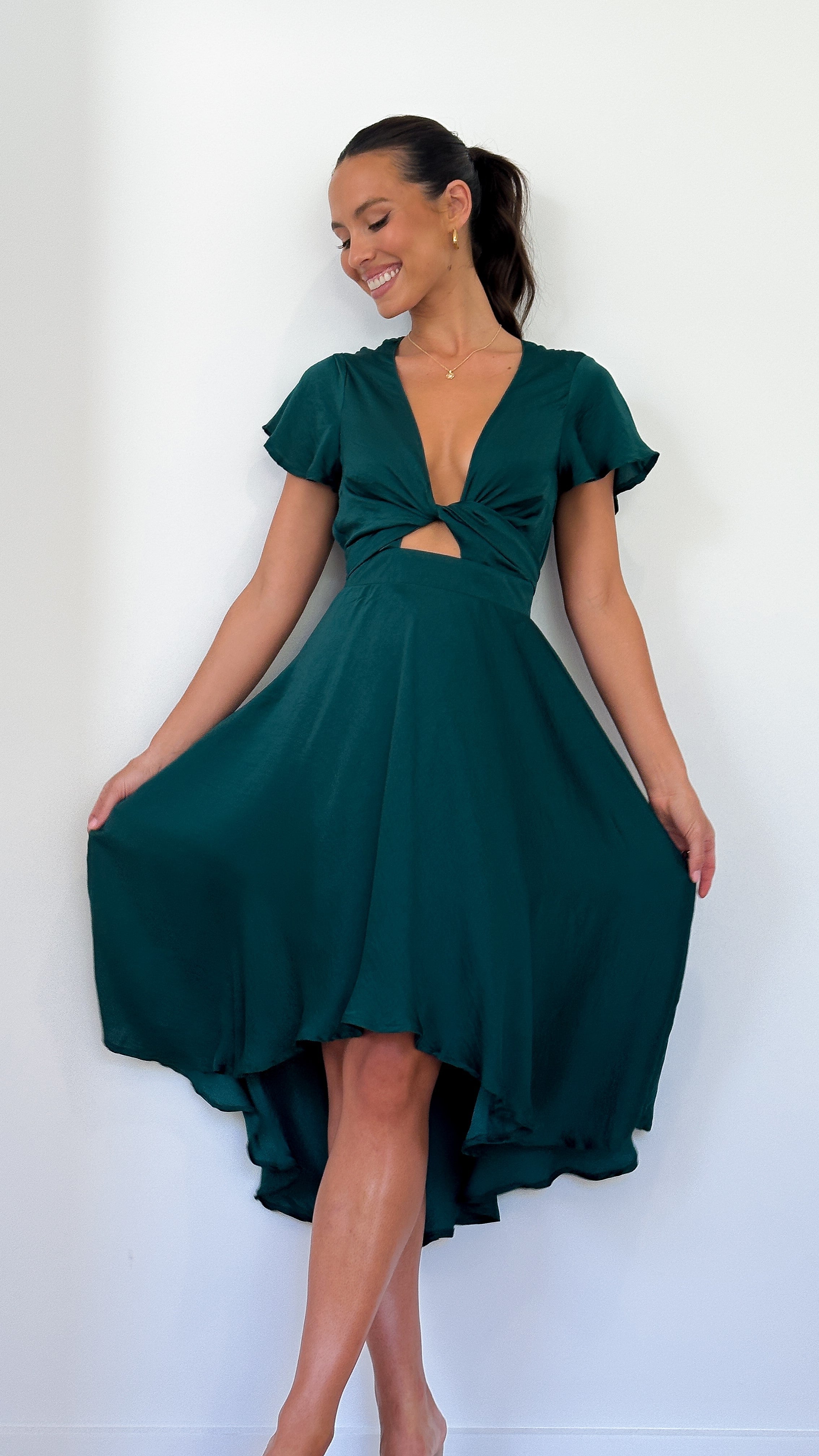 Effortlessly Elegant Dress with a Timeless Design