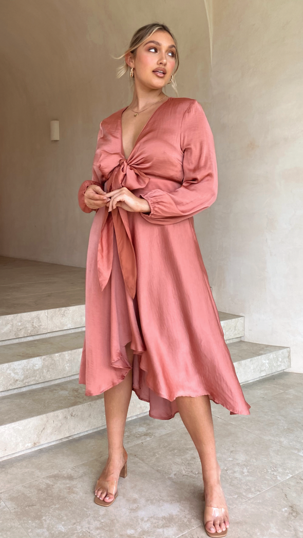 Well Tailored Dress with a Graceful Silhouette