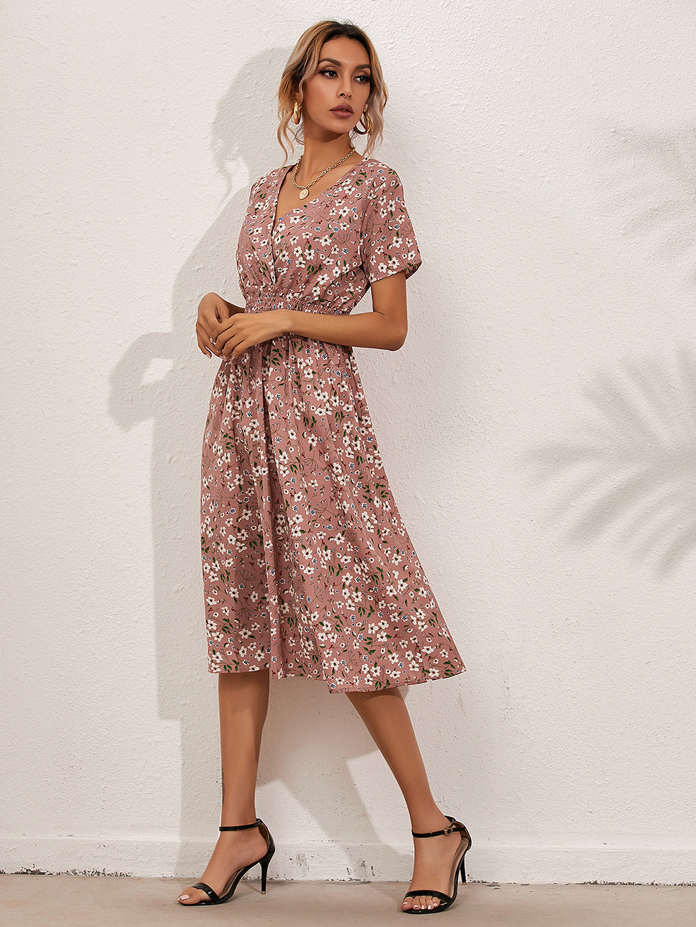 Effortlessly Elegant Dress with a Timeless Design