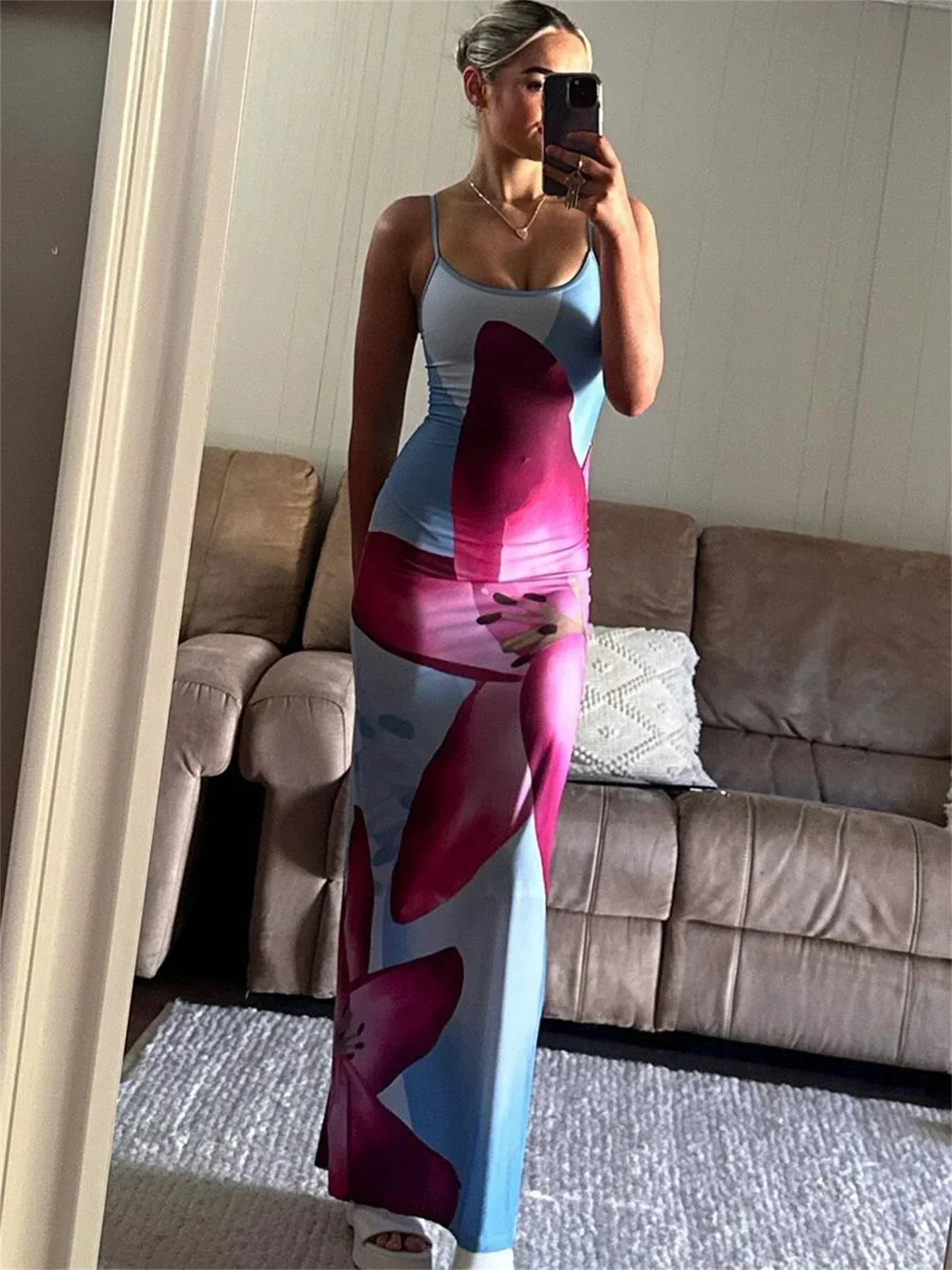 Beautifully Finished Dress in a Timeless Design