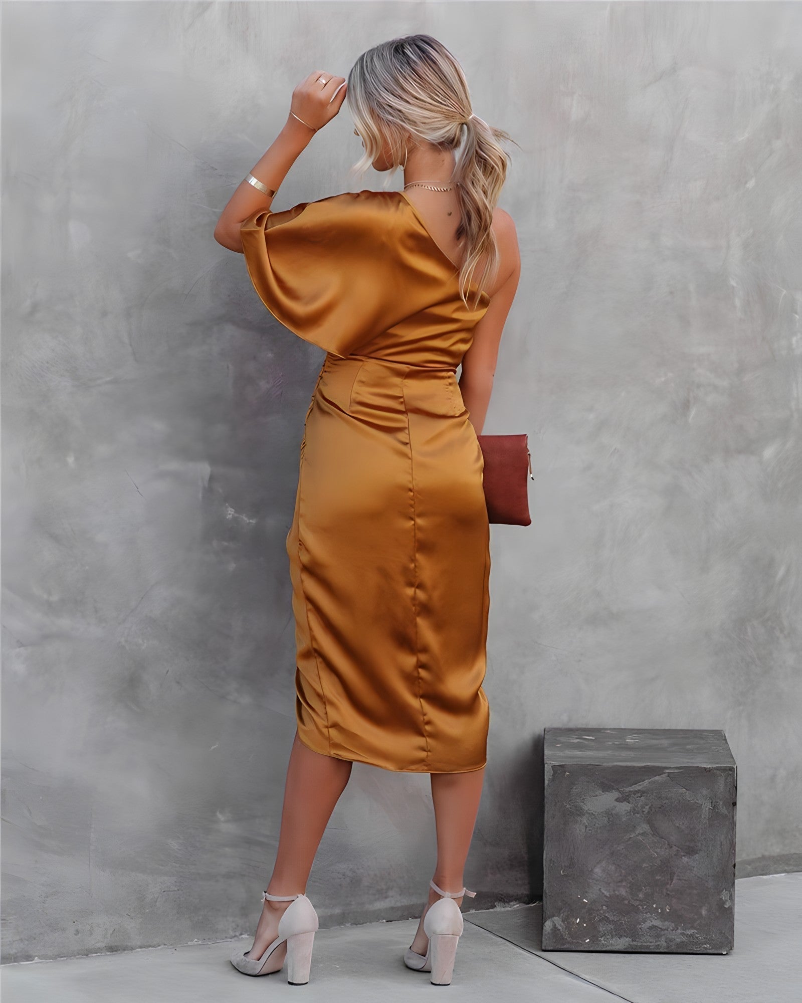 Beautifully Finished Dress in a Timeless Design