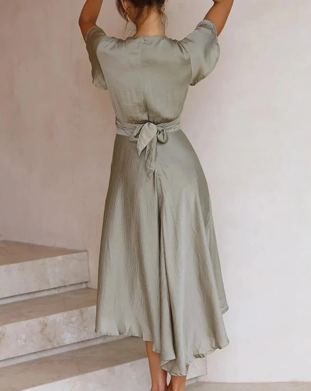 Beautifully Finished Dress in a Timeless Design