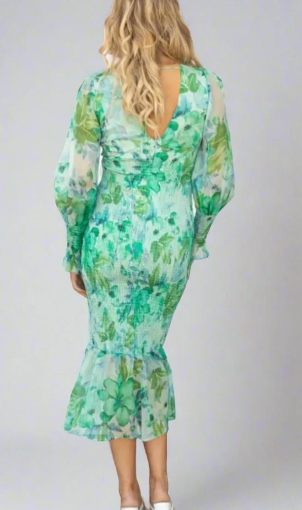 Well Tailored Dress with a Graceful Silhouette